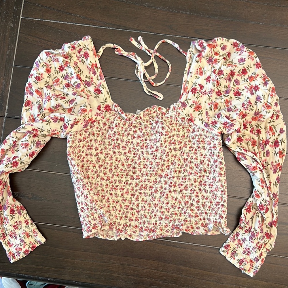 American Eagle cute long sleeve fitted top.